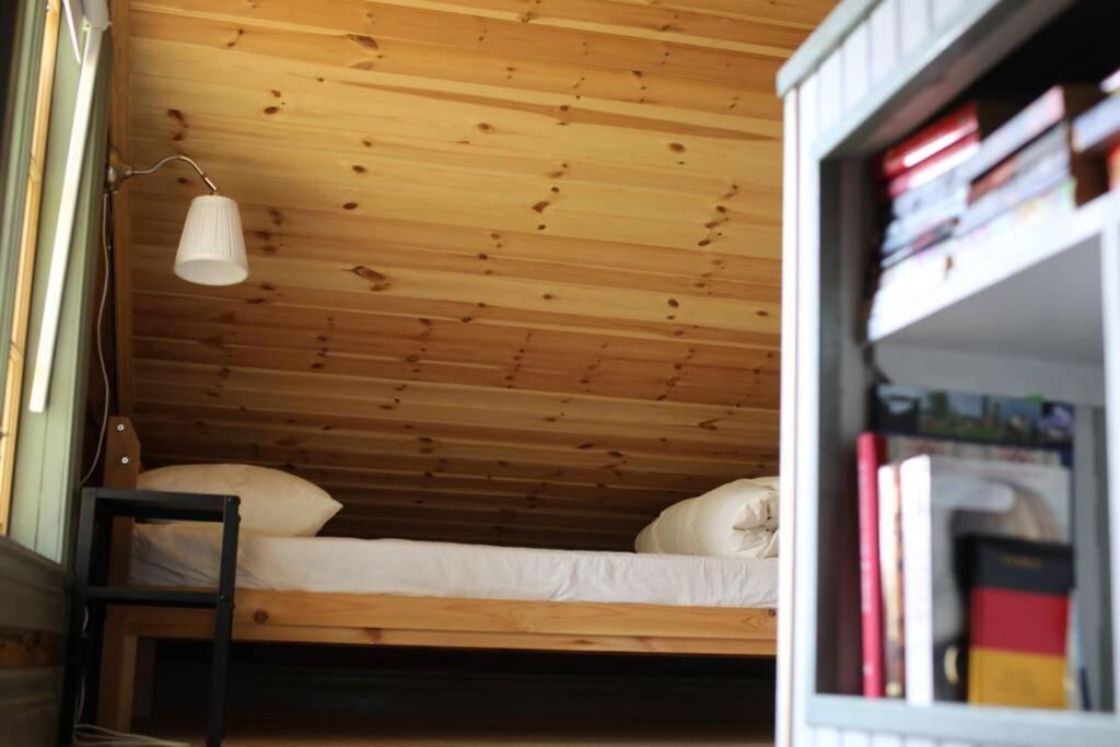 Sjoenaera Stuga Med Bat Och Bastu Ramkvilla Extérieur photo