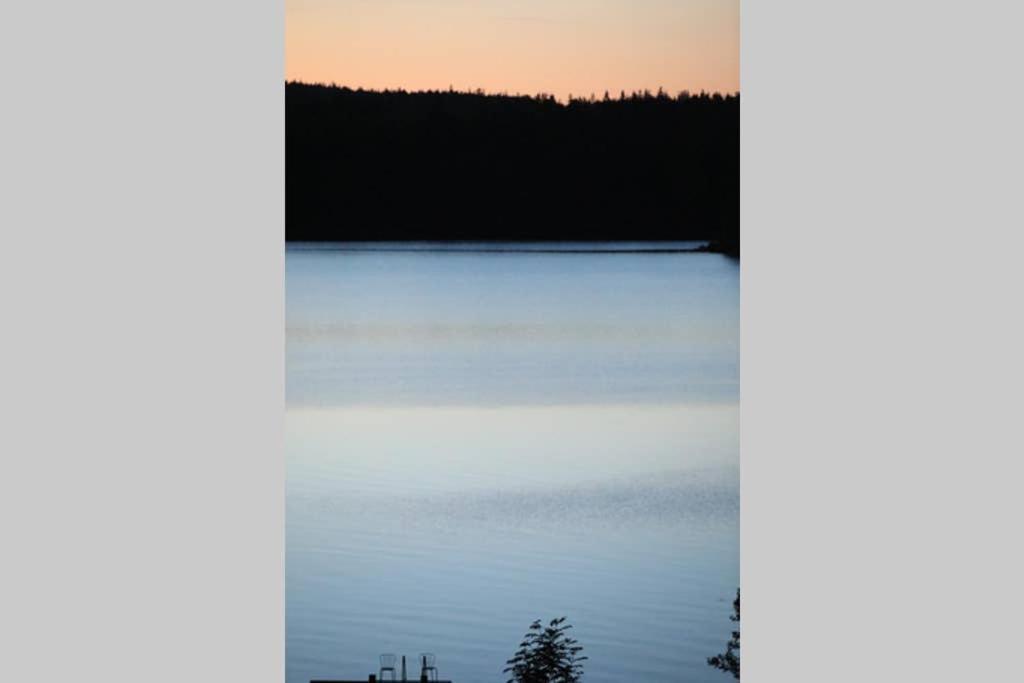 Sjoenaera Stuga Med Bat Och Bastu Ramkvilla Extérieur photo